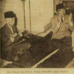 Bung Karno & K.H.A Wahan Hasbullah sedang berdoa untuk kejayaan Agama, Bangsa, dan Negara