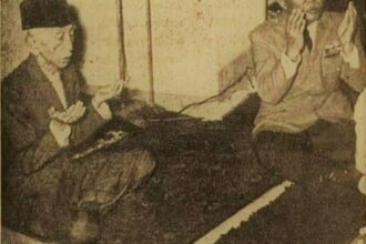 Bung Karno & K.H.A Wahan Hasbullah sedang berdoa untuk kejayaan Agama, Bangsa, dan Negara